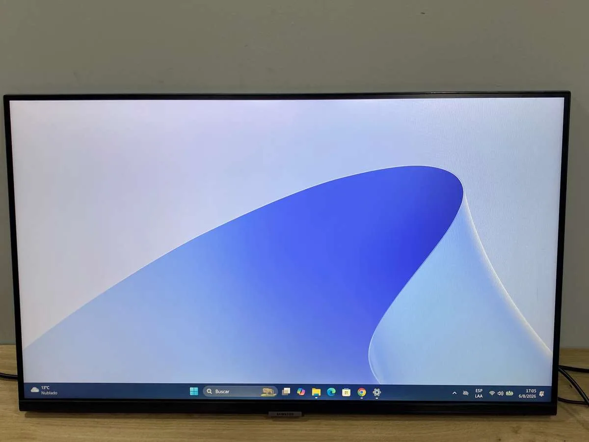 Monitor Samsung LS32BM500ELCZB 32 Pulgadas 1 PIXEL QUEMADO + RAYA EN PANTALLA LADO DERECHO (Outlet)