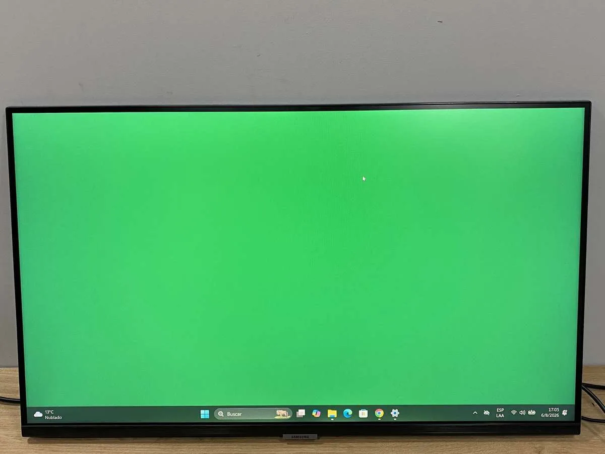 Monitor Samsung LS32BM500ELCZB 32 Pulgadas 1 PIXEL QUEMADO + RAYA EN PANTALLA LADO DERECHO (Outlet)