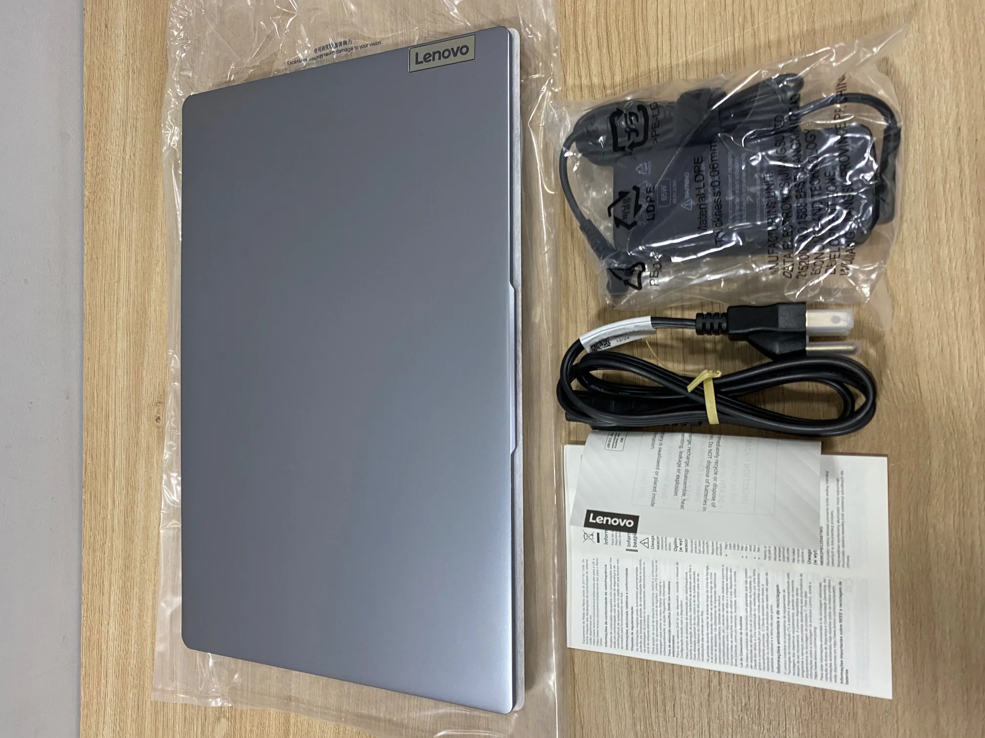 Notebook Lenovo IdeaPad Slim 3 15ABR8 15.6